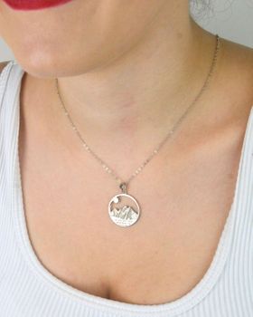 Srebrny naszyjnik z motywem gór (928) – DIA-NSZ-NR R440-925. Personalizacja z grawerem gratis! Idealny prezent dla miłośnika natury. Bez niklu, regulowana długość, eleganckie opakowanie.JPG